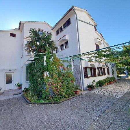 Apartments Fam Tomasic Башка Екстер'єр фото